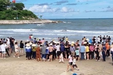 Bon chau be bi cuon troi khi tam bien hinh anh