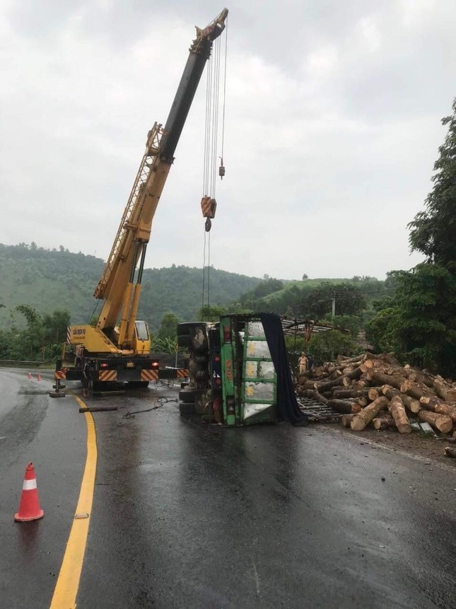 lat xe tai trong dem anh 1