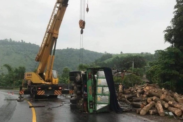 Xe tai bi lat trong dem, 2 nguoi thuong vong hinh anh