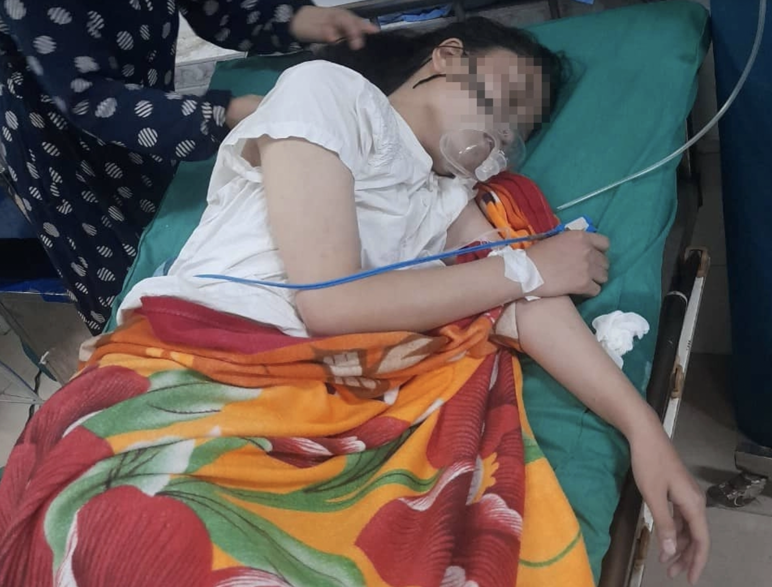 Thieu ta cong an cuu song co gai ngung tim do duoi nuoc hinh anh