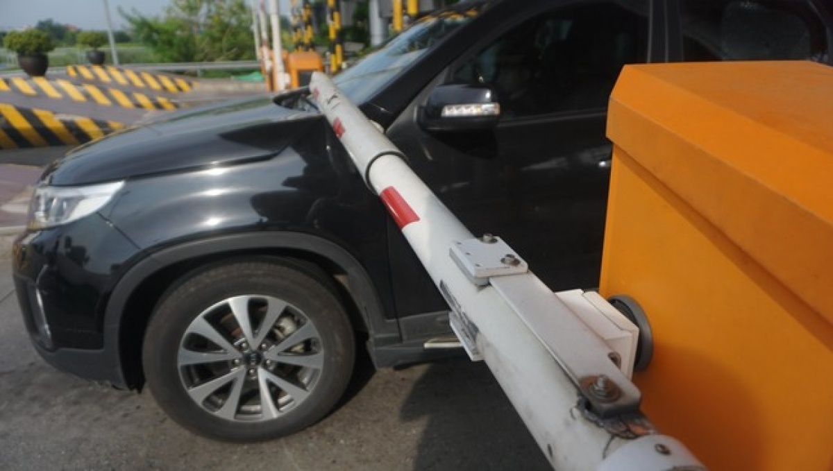 Oto tong sap barie tram ETC: Tai xe va nha thau bat den lan nhau hinh anh