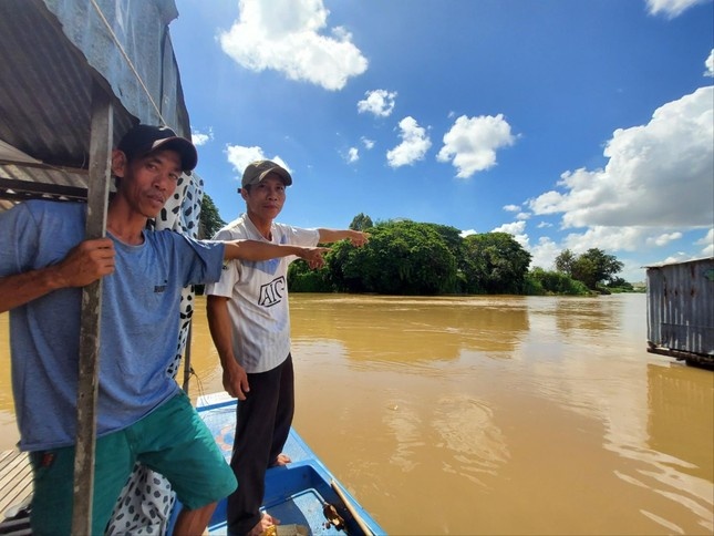 Nhan chung cuu 40 nguoi boi song chay tron: Minh cuu dan minh truoc hinh anh