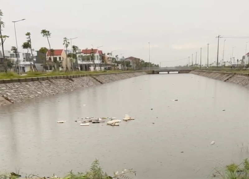 Phat hien thi the be trai 7 tuoi duoi kenh sau 5 ngay mat tich hinh anh