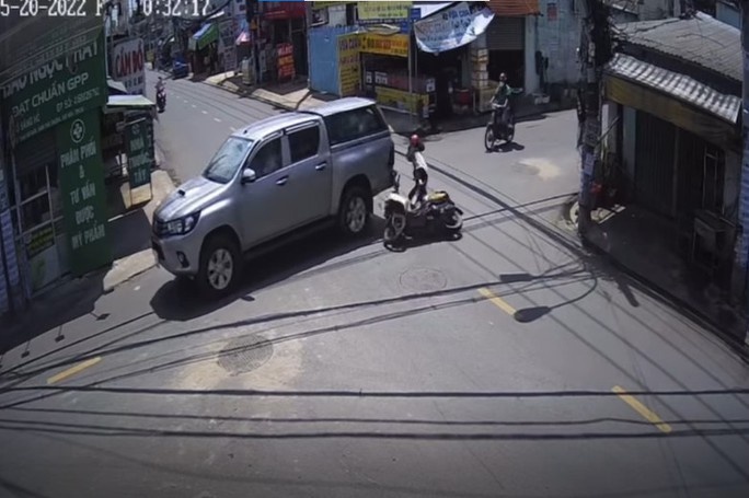 Nga tu bat on o TP.HCM duoc lap den tin hieu sau hang chuc vu va cham hinh anh