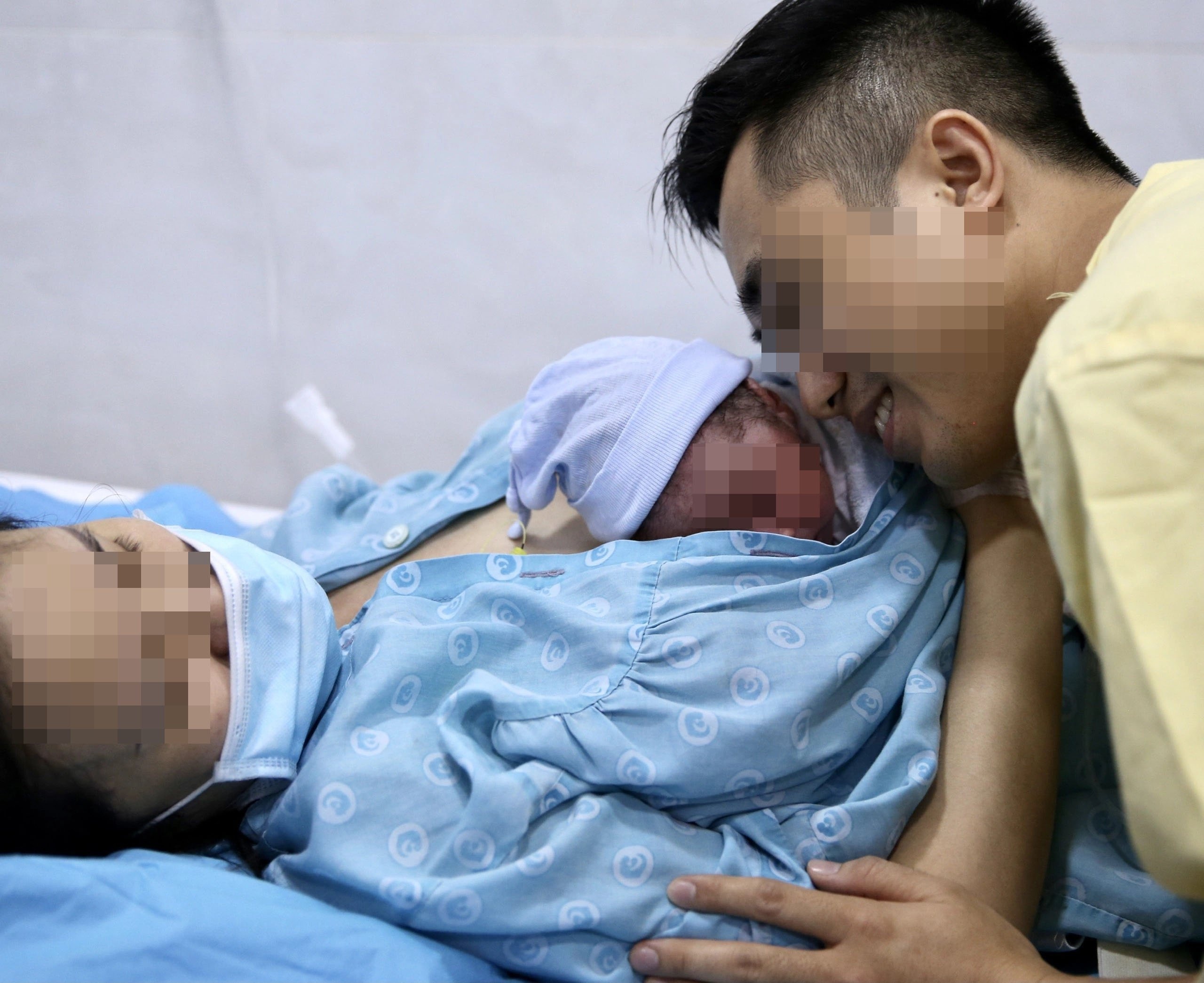 Vua sinh con xong, san phu lien tuc bi tra tan dien thoai moi mua sua hinh anh