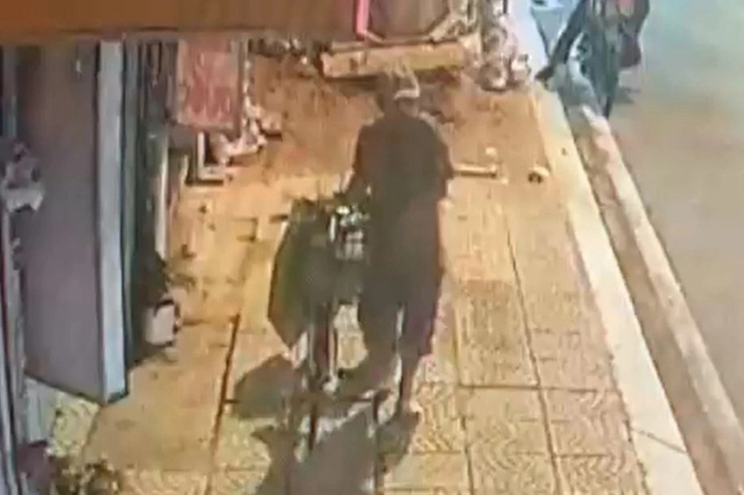 Nguoi dan ong trom hang loat dong ho nuoc giua dem o trung tam TP.HCM hinh anh