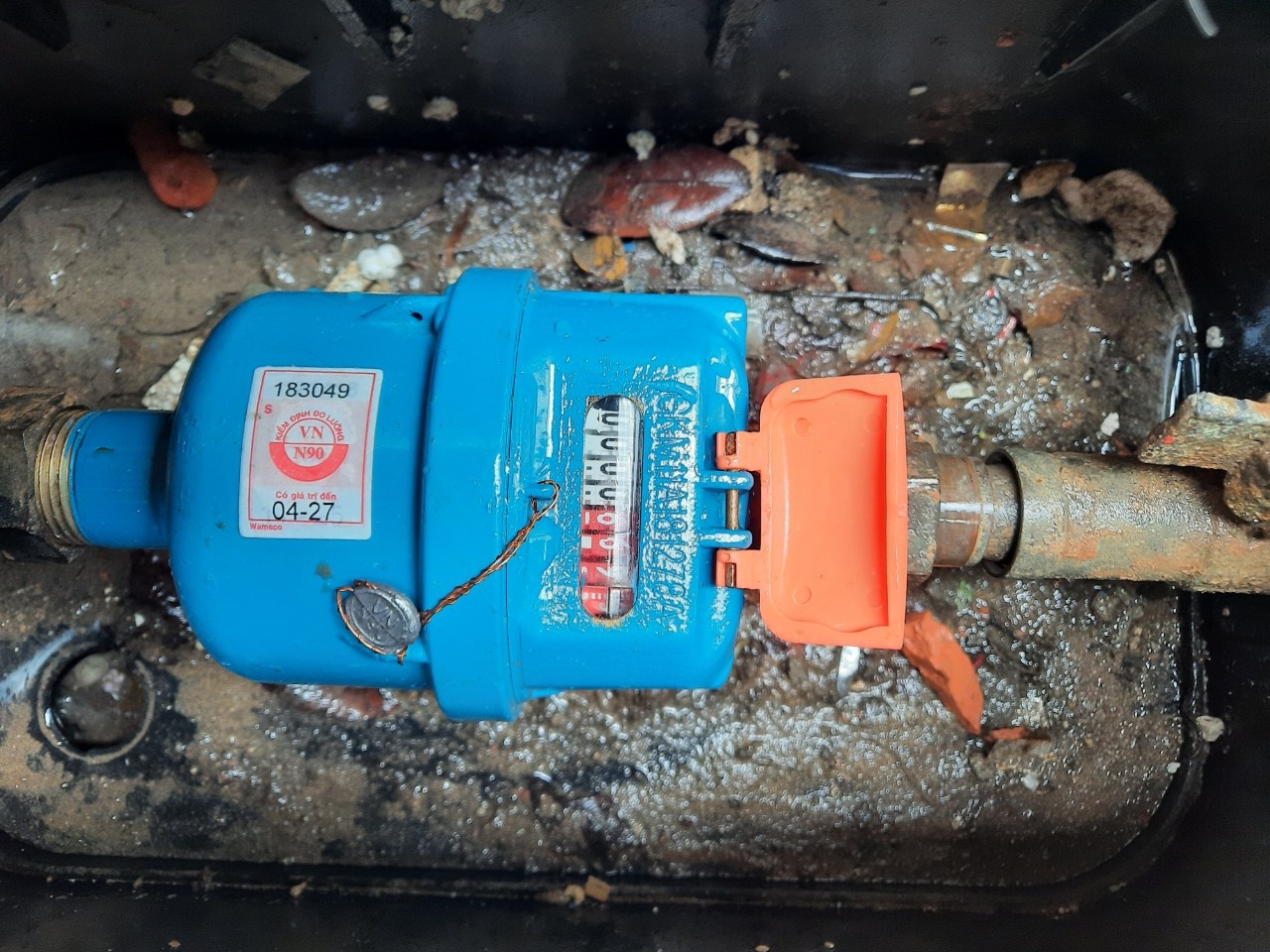 Hang loat dong ho nuoc o trung tam TP.HCM bi lay cap hinh anh