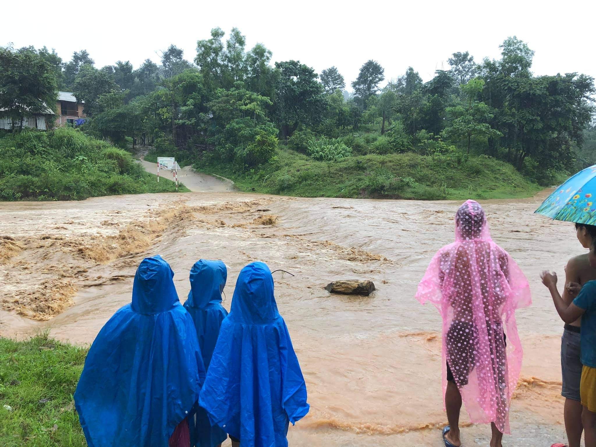 Quang Tri ky luat 2 can bo lien quan den tien, hang cuu tro lu lut hinh anh