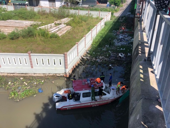 Tin moi vu thi the phan huy troi tren song Bac Lieu - Ca Mau hinh anh