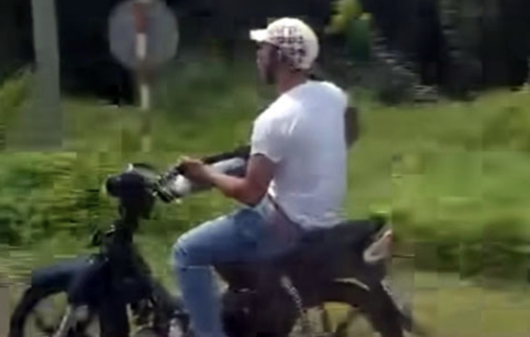 Thanh nien vua lai xe bang chan vua danh dan tung di chua tam than hinh anh