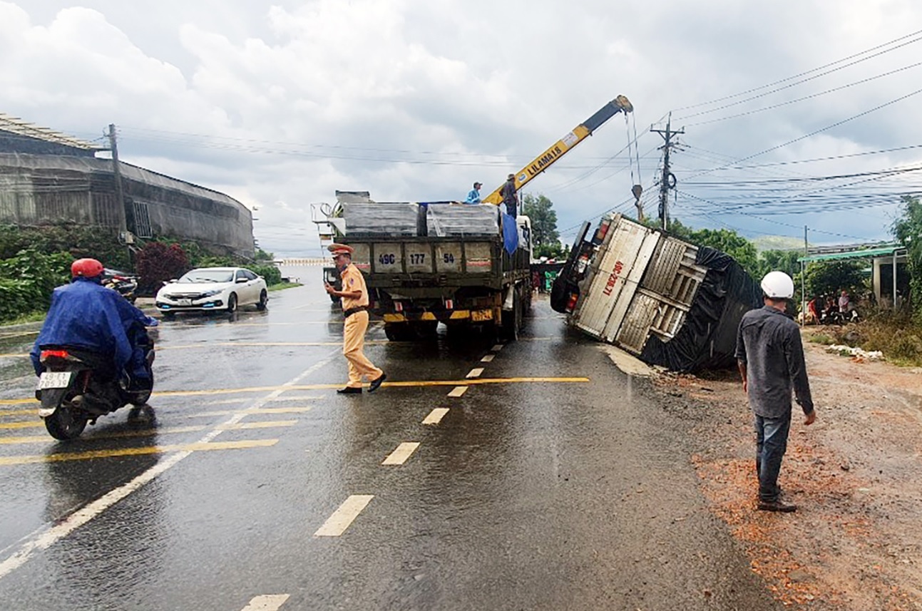 xe lật ảnh 1 xe lat anh 1