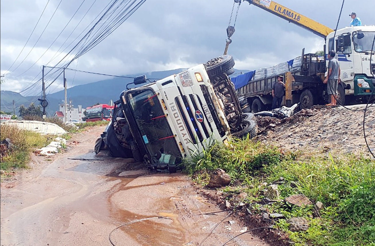 Hai nguoi bi oto tai lat de chet tren quoc lo 20 hinh anh