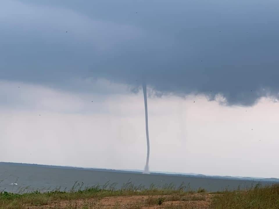 'Voi rong' can quet long ho Tri An, lat up nhieu long be hinh anh