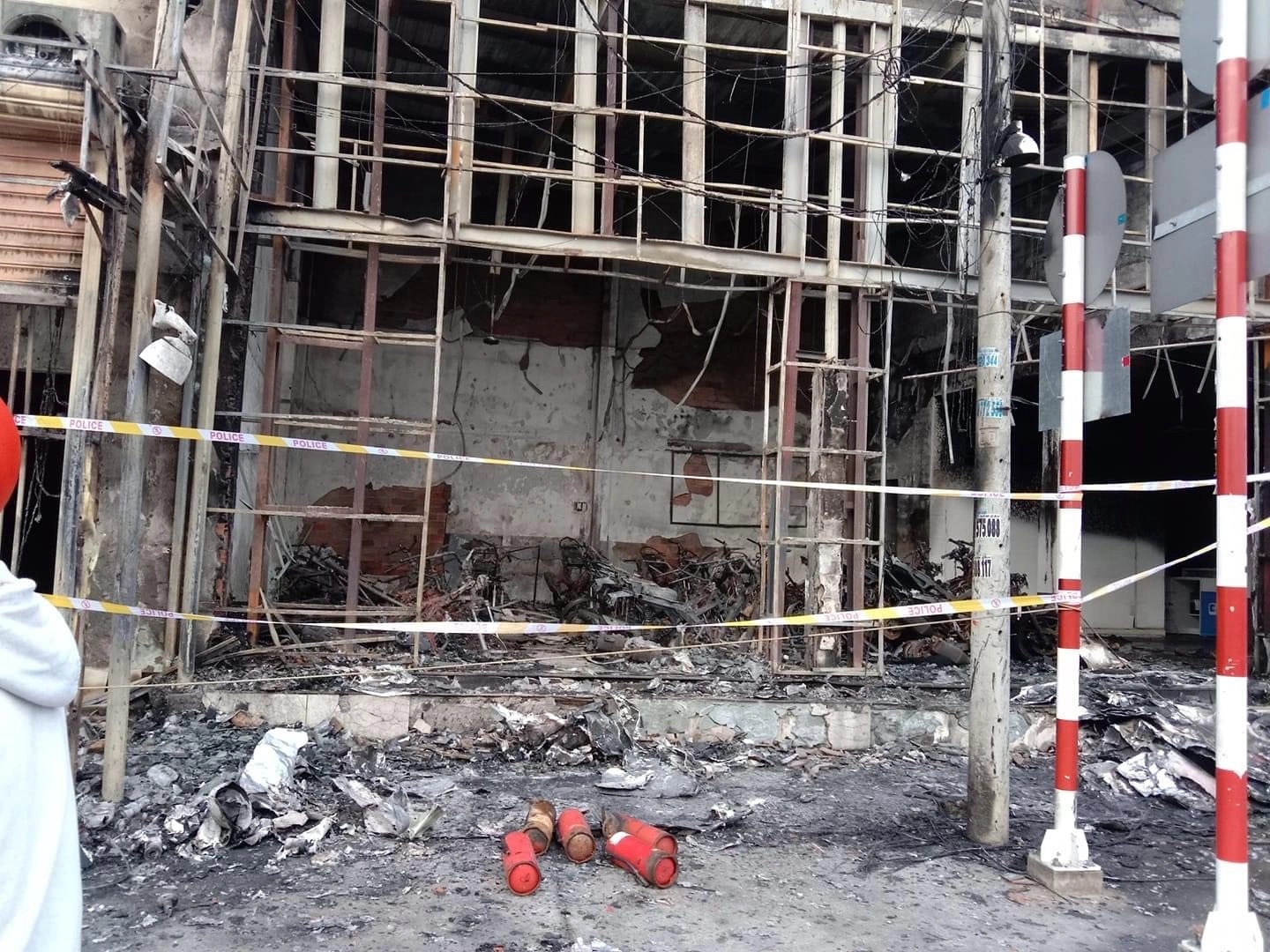 Cua hang camera phat hoa, nhieu xe may trong showroom ke ben chay rui hinh anh