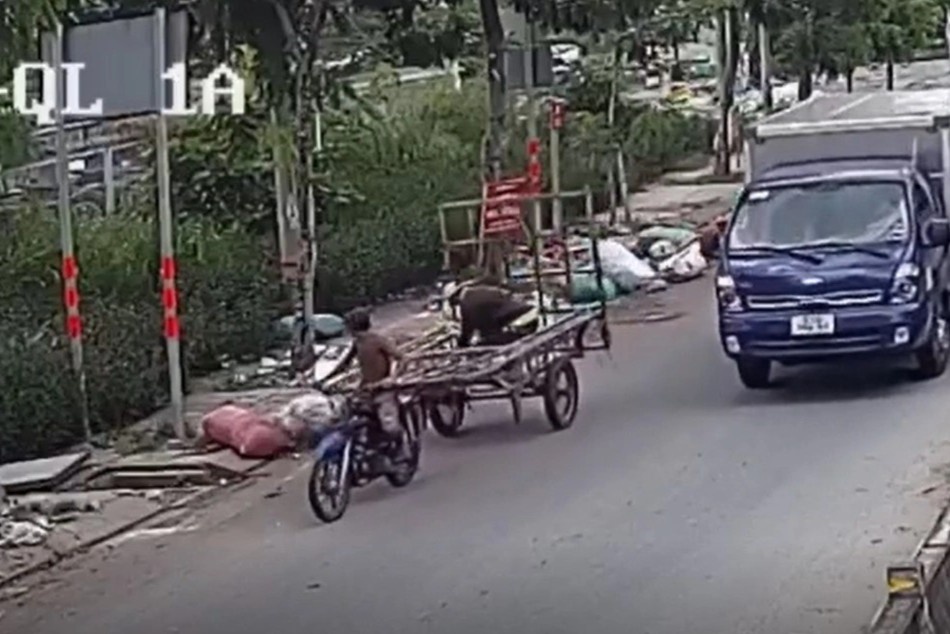 2 nguoi di xe loi tu che do rac xuong duong hinh anh