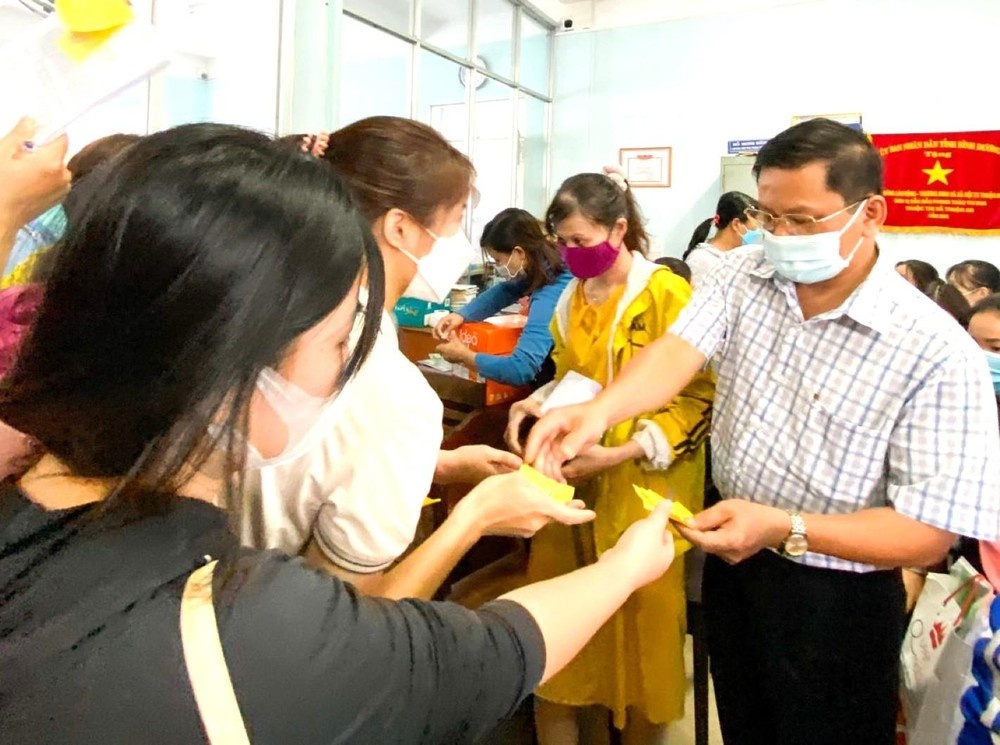 Khong tim ra nguoi nhan, Binh Duong ton dong tien ho tro Covid-19 hinh anh