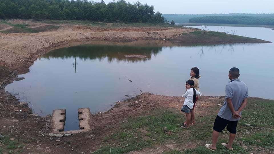 Hai chau be tu vong duoi ho nuoc o Dong Nai hinh anh