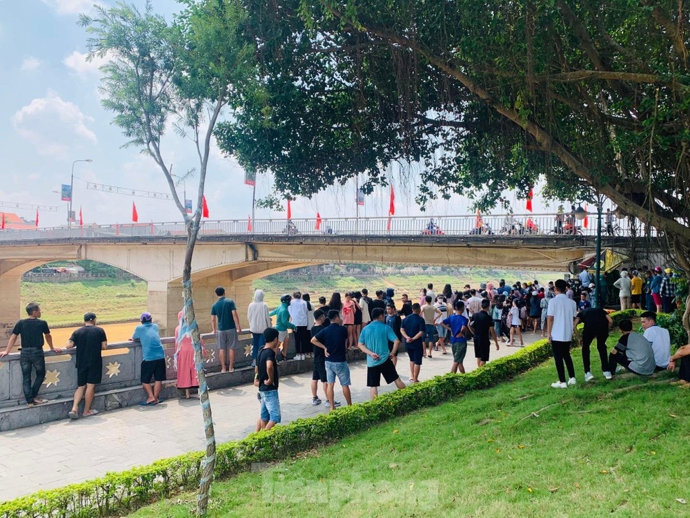 Thay giao o Lang Son nhay cau tu tu hinh anh