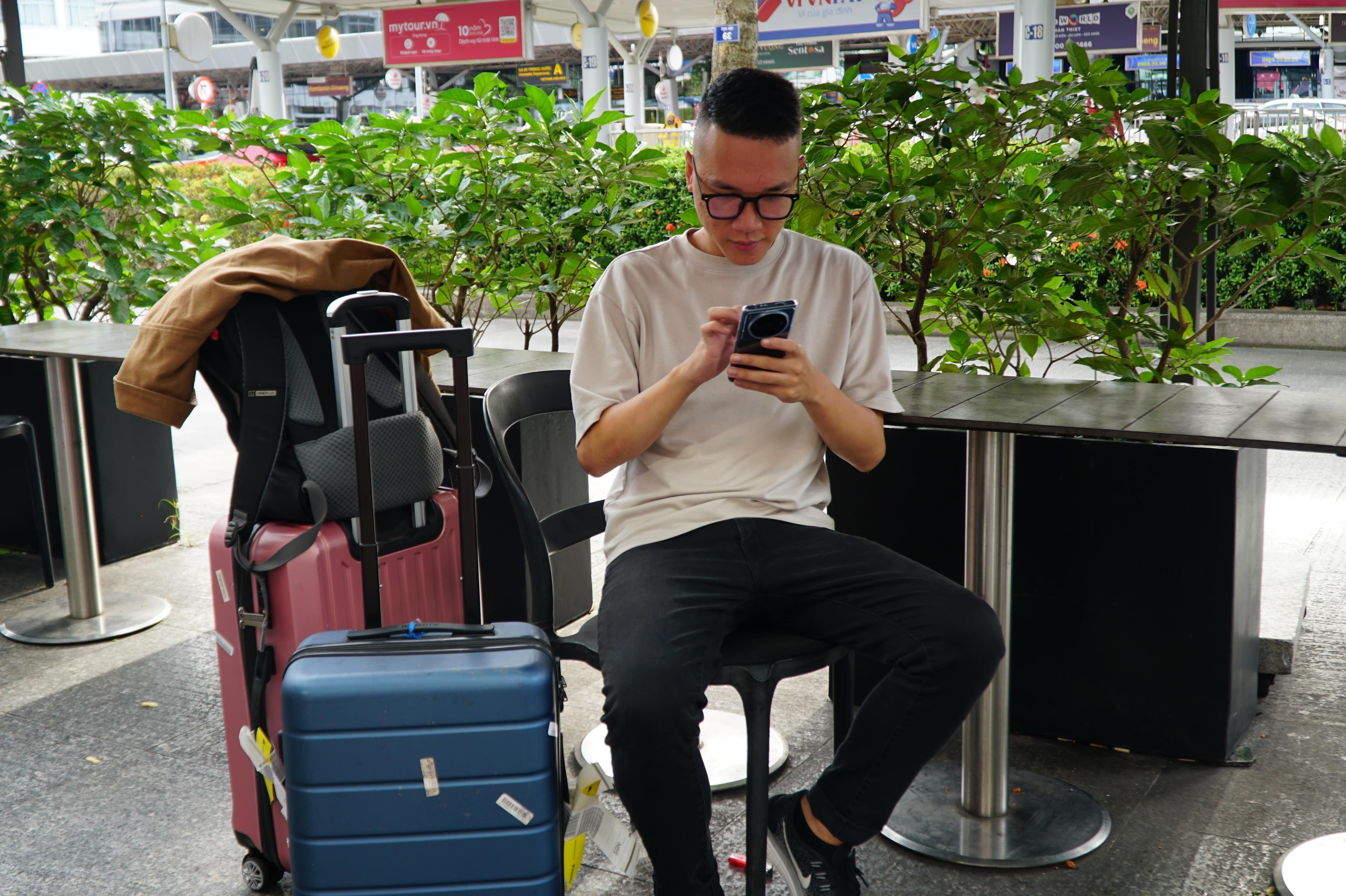 Bay 2 chang, khach chon o lai Tan Son Nhat cho 5 tieng vi so ket xe hinh anh