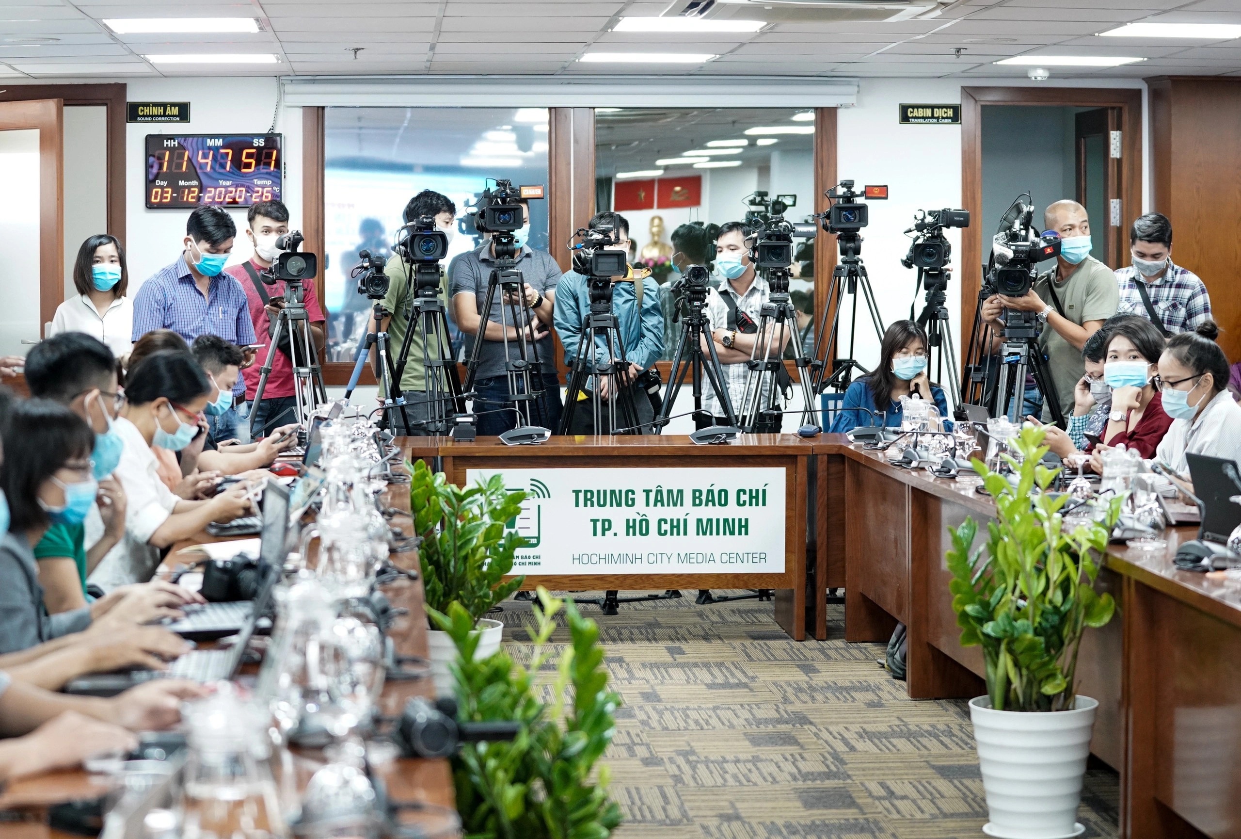 Mot so quan, huyen vang hop giao ban chong dich va phuc hoi kinh te hinh anh