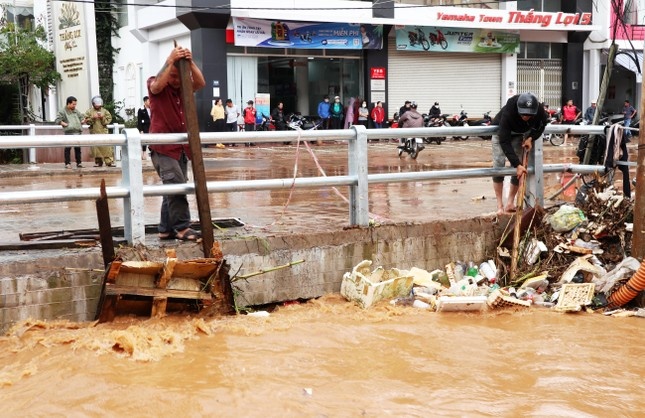 Da Lat lap camera xu phat tinh trang lan suoi, xa rac gay ngap lut hinh anh