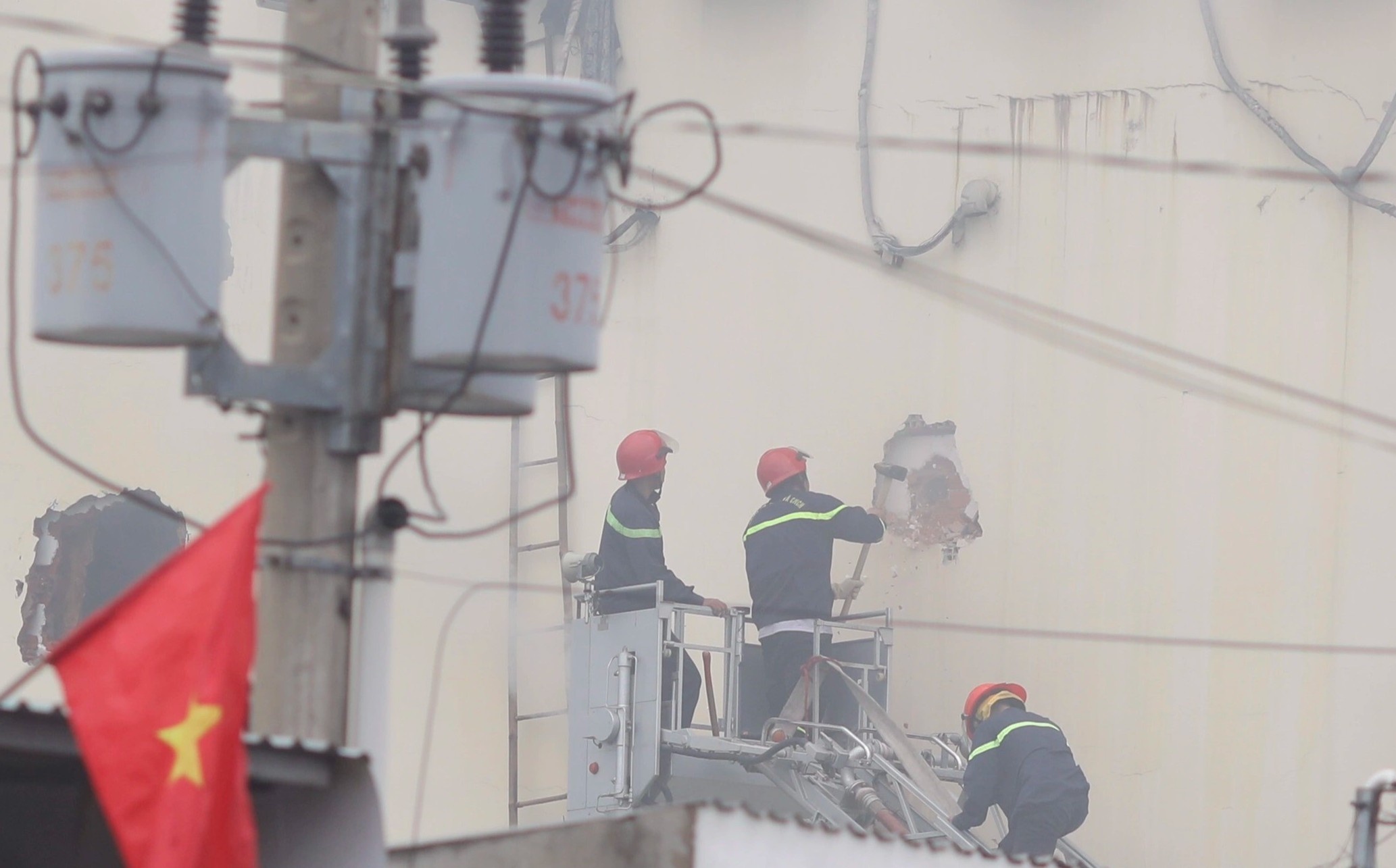 Chap dien khien 14 nguoi chet chay trong quan karaoke o Binh Duong hinh anh