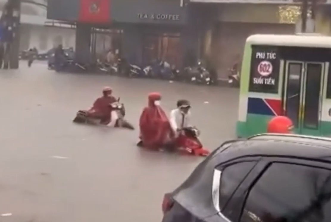 Xe may troi theo dong nuoc chay xiet trong con mua lon o Dong Nai hinh anh