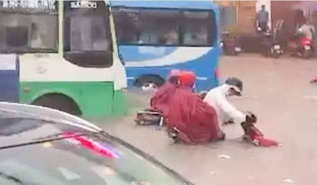 Mua lon o Dong Nai cuon troi xe may hinh anh