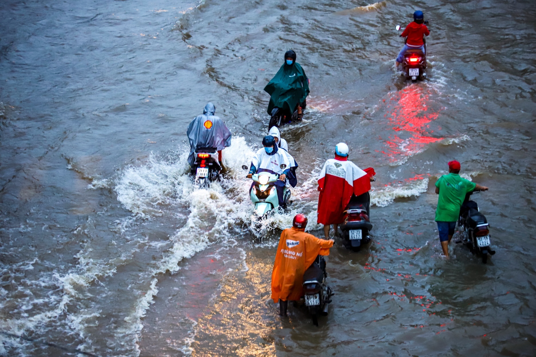 Nguoi dan TP.HCM 'bi bom' trong nuoc khi trieu cuong dang hinh anh