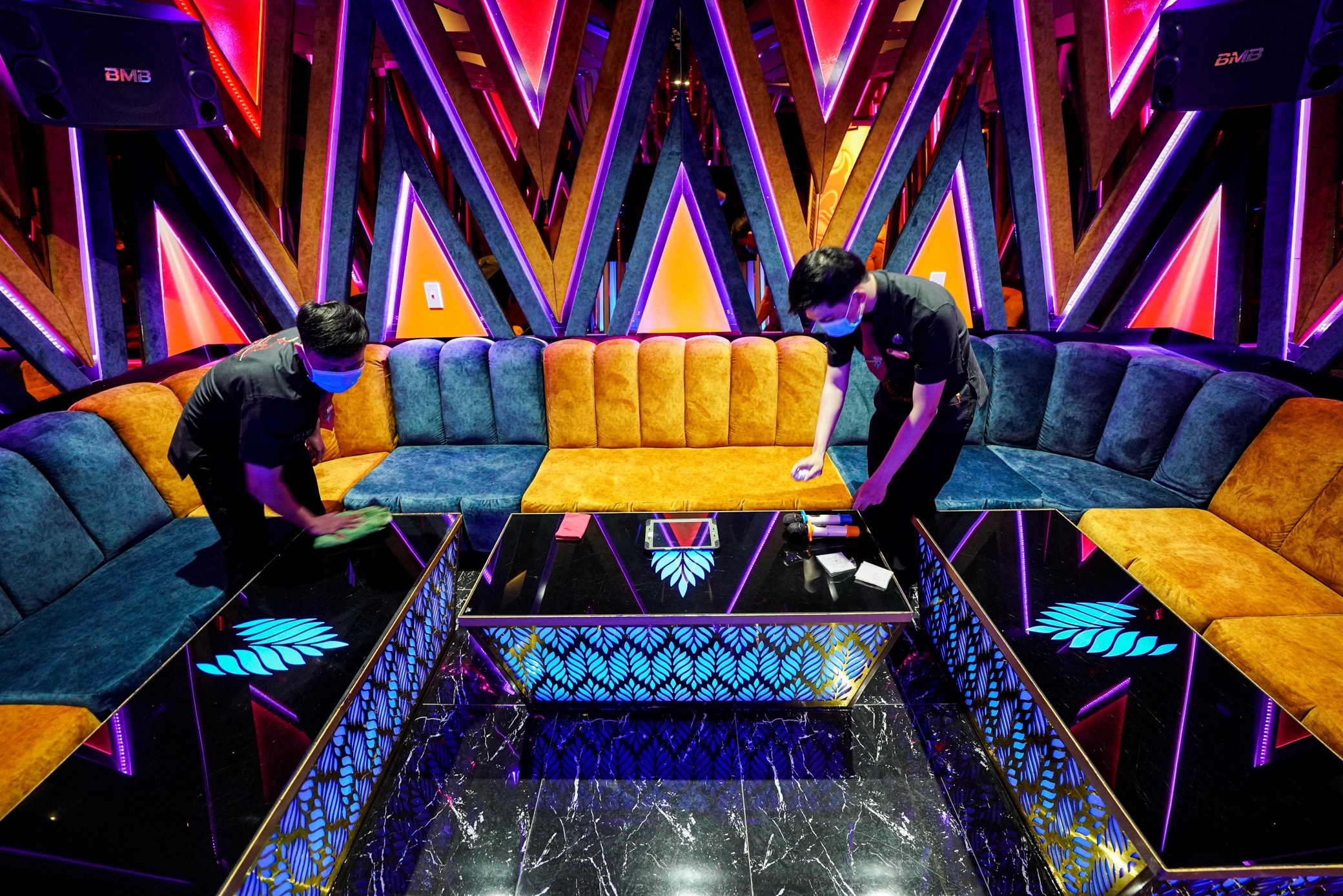 Phat 3 quan karaoke, bar o TP.HCM hoat dong khieu dam hinh anh