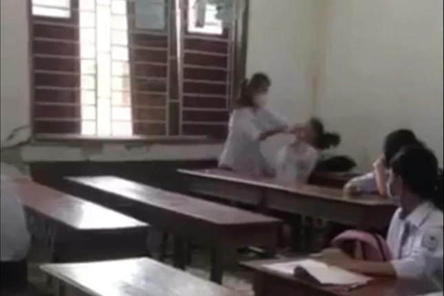 Xon xao clip nu sinh tat lien tiep vao mat ban trong lop hoc hinh anh