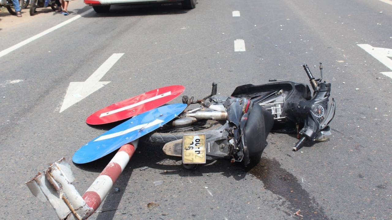 Xe tai tong loat phuong tien cho qua duong, 2 nguoi tu vong hinh anh