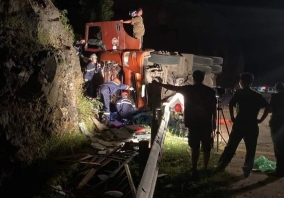 Xe dau keo dam vao vach da, tai xe tu vong hinh anh