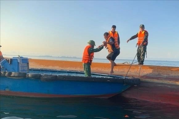 Tau cho 1.000 tan than tro lat up, 3 nguoi roi xuong bien hinh anh