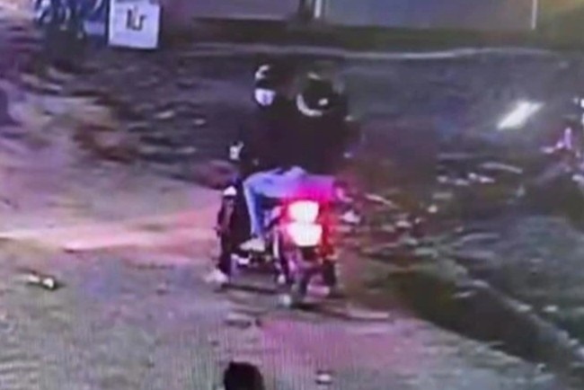 Giay phut be gai 13 tuoi len xe may cua nguoi la bo di hinh anh