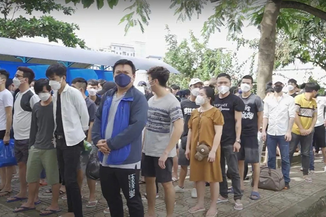 Tiep nhan 71 nguoi chay khoi casino o Campuchia ve cua khau Moc Bai hinh anh