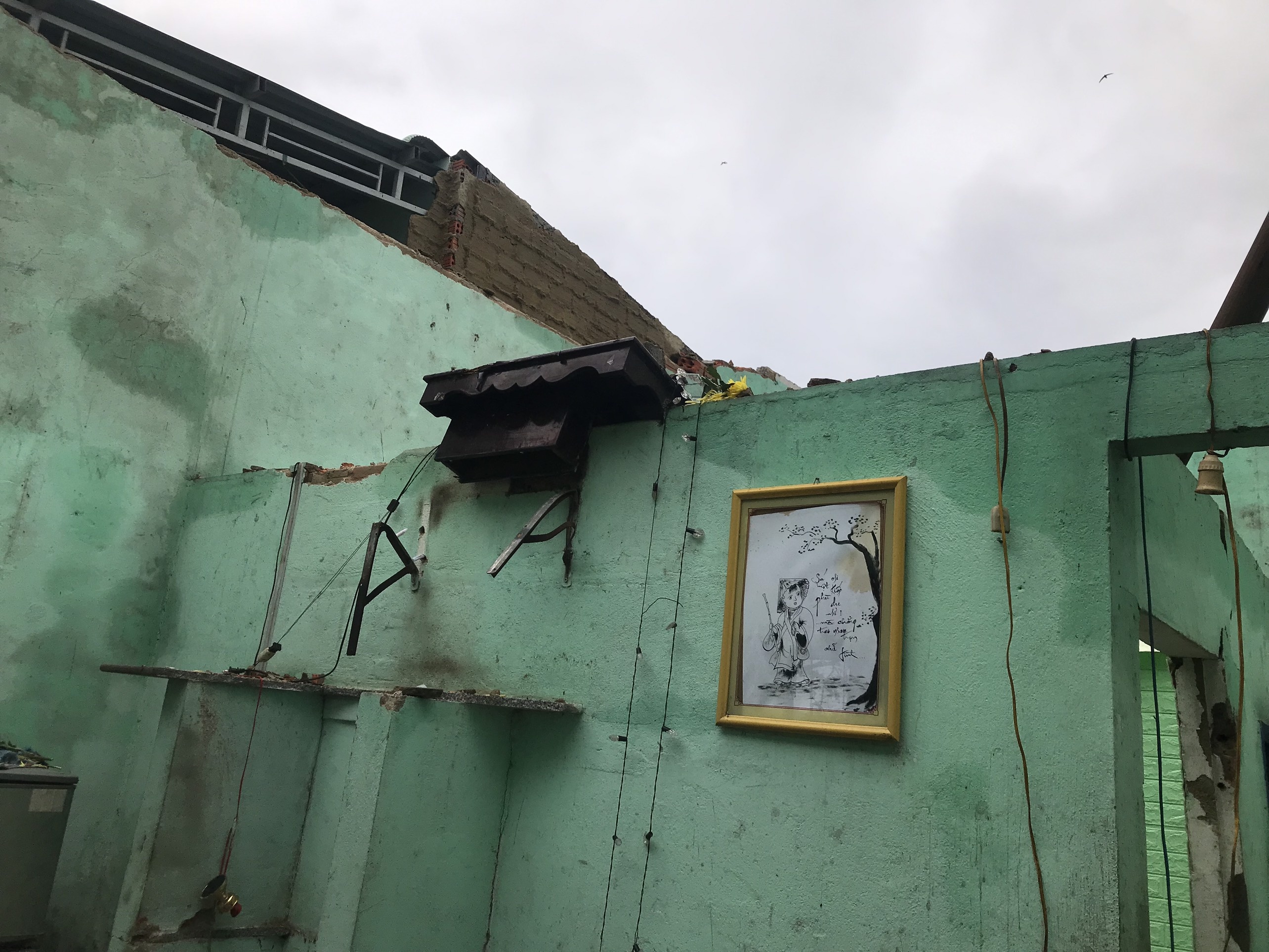 Xot xa canh nha bi bao Noru danh sap, do dac tan hoang hinh anh