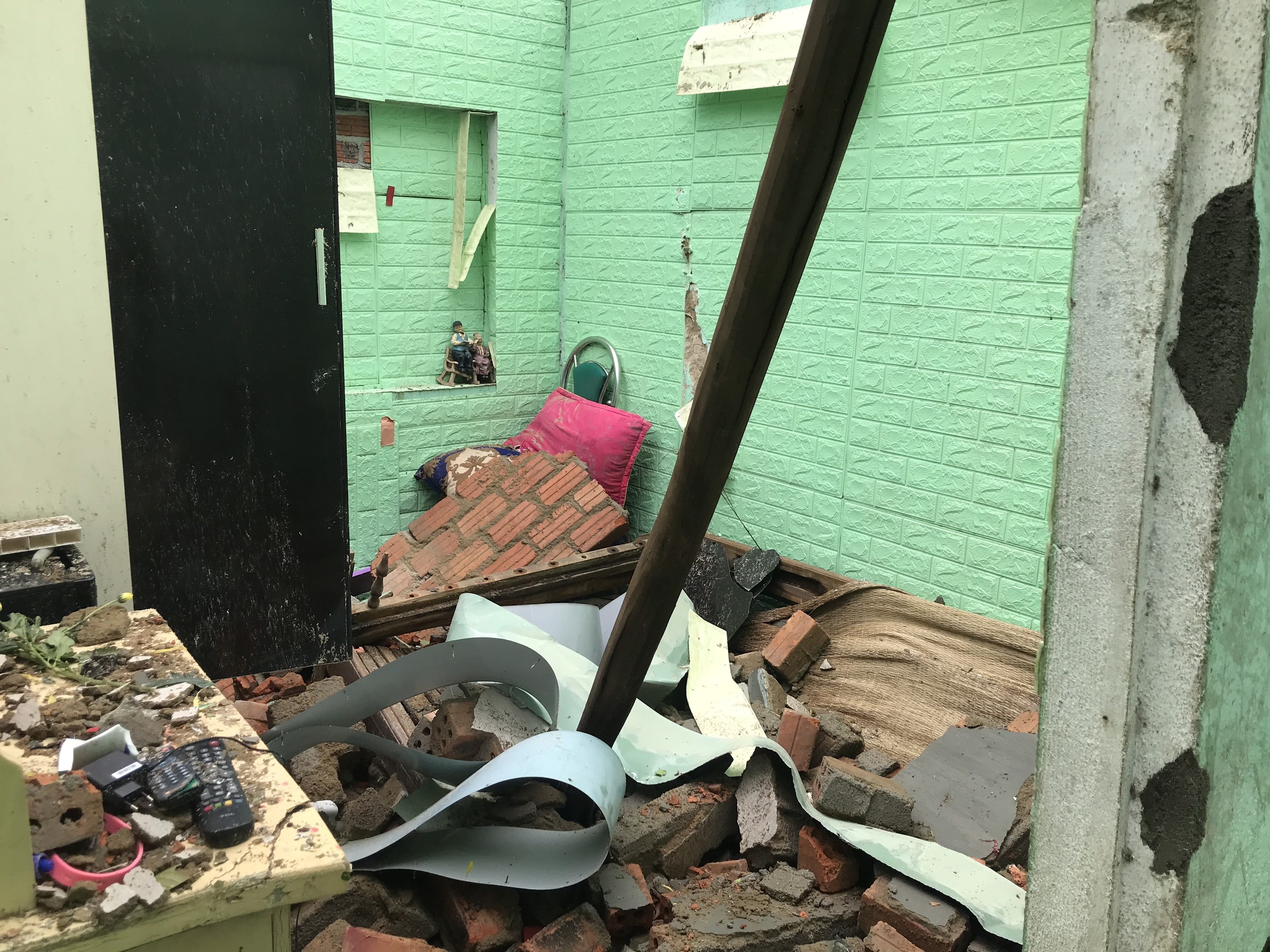 Di tranh bao ve, nguoi dan Quang Nam bang hoang nhin nha cua do sap hinh anh