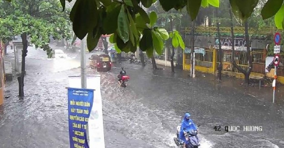 TP.HCM do mua lon, nhieu tuyen duong ngap sau hinh anh