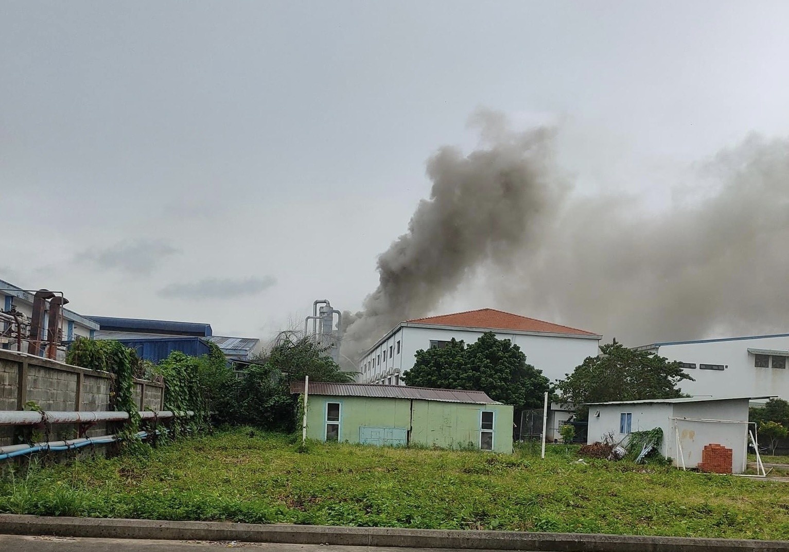 No lo hut bui cua cong ty go, 4 cong nhan bi bong hinh anh