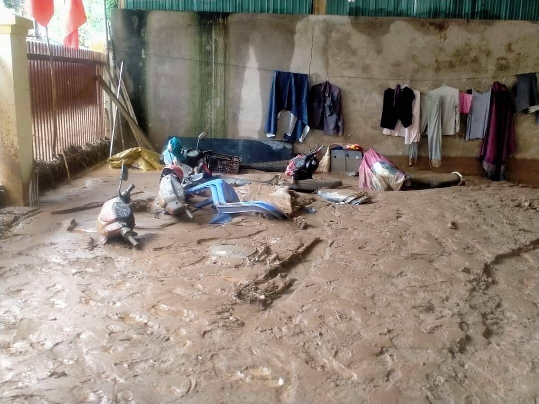 Chau be 4 thang tuoi bi cuon troi trong lu quet o Nghe An hinh anh