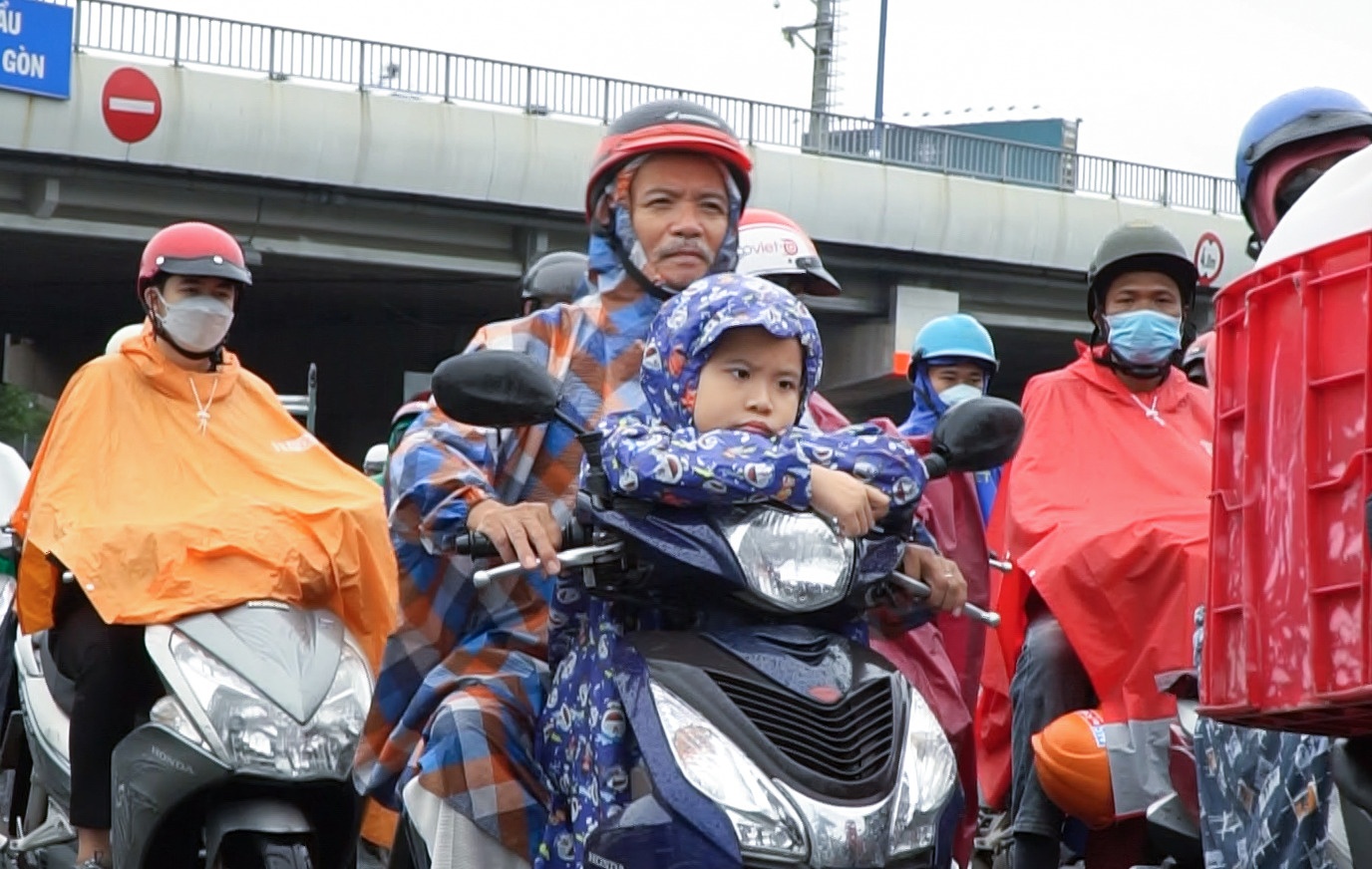 Xe co nhich tung chut qua khu vuc cau Nguyen Huu Canh sang dau tuan hinh anh