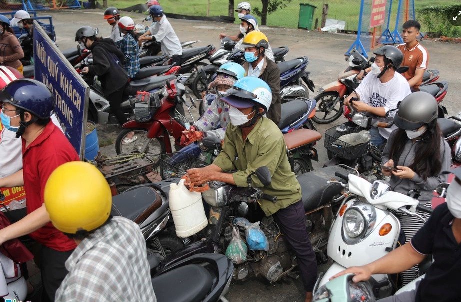 Nguoi dan TP.HCM hot hai mang can di mua xang nhung bi tu choi hinh anh