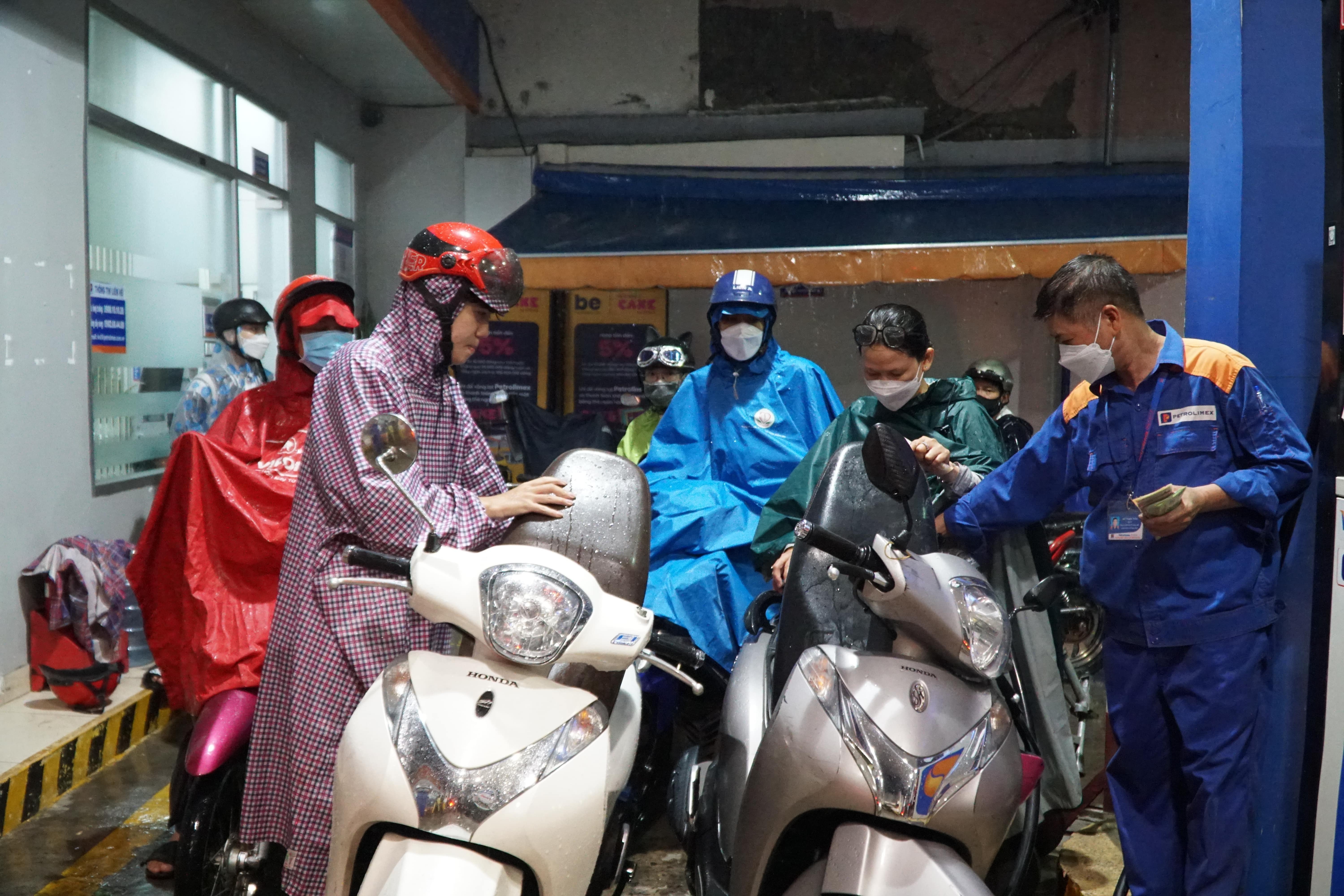 Nguoi dan TP.HCM doi mua xuyen dem cho do xang hinh anh