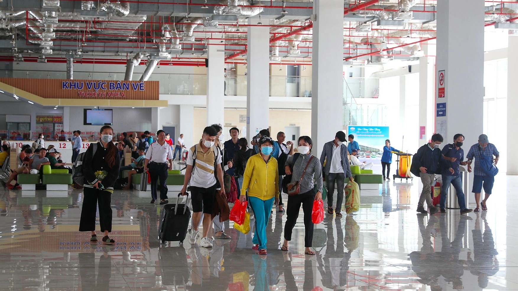 Ben xe Mien Dong moi nhon nhip trong ngay dau hoat dong hinh anh