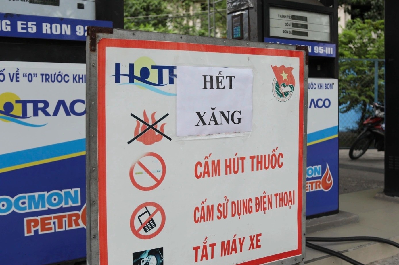 Hon 120 cay xang o Binh Duong dong cua hinh anh