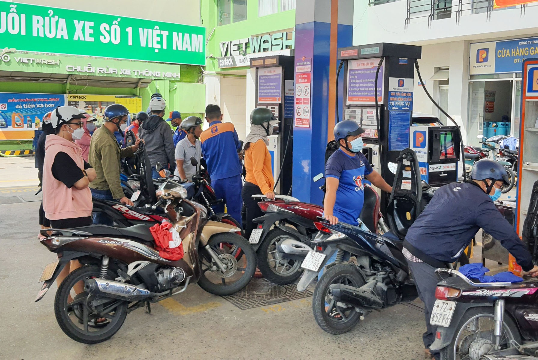 Bot canh chen chuc, nguoi dan khu trung tam TP.HCM thong tha do xang hinh anh