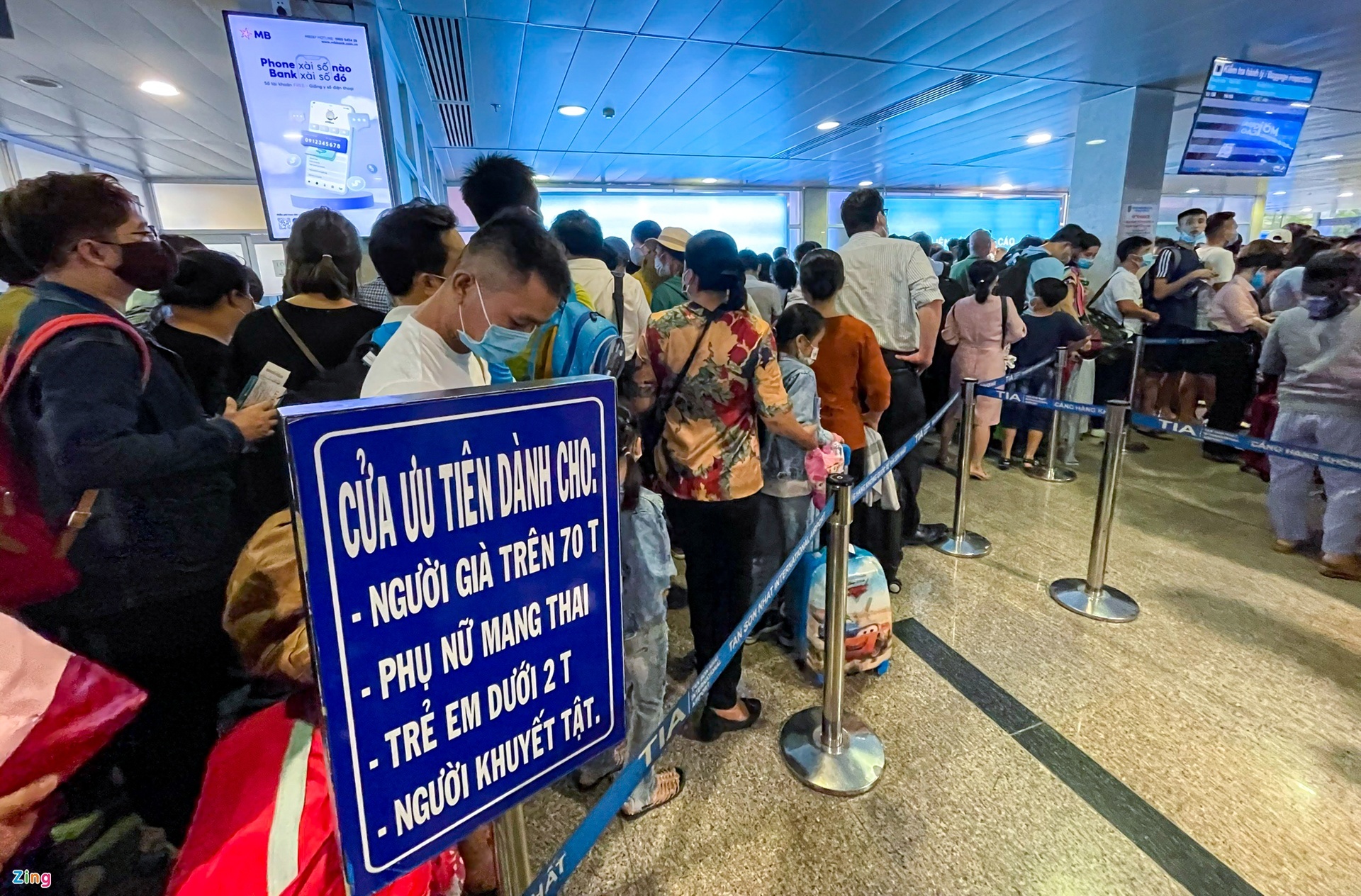 Xo day nhan vien an ninh, hanh khach bi cam bay 12 thang hinh anh