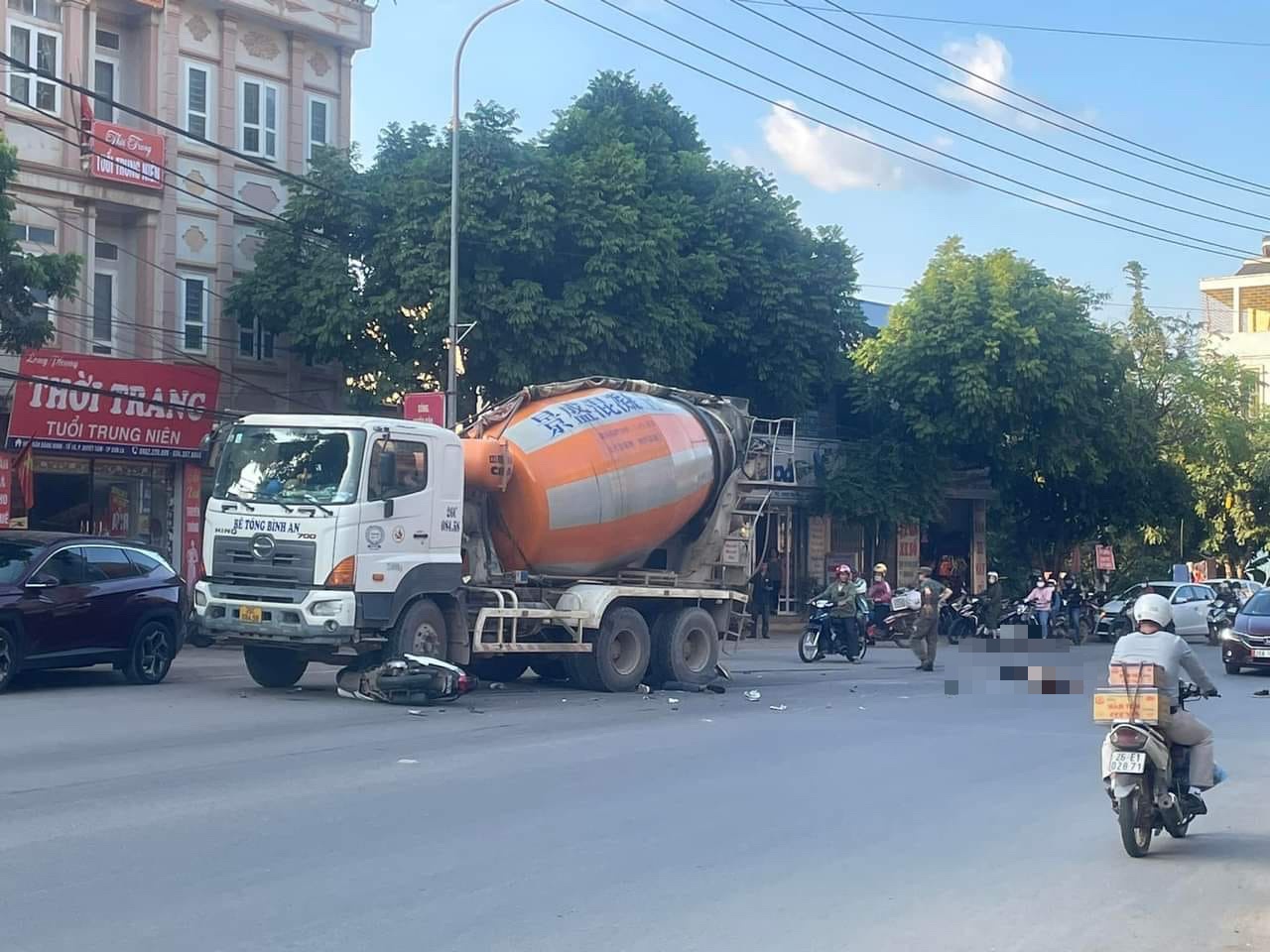 Hai nguoi tu vong sau va cham voi xe bon tren quoc lo 6 hinh anh