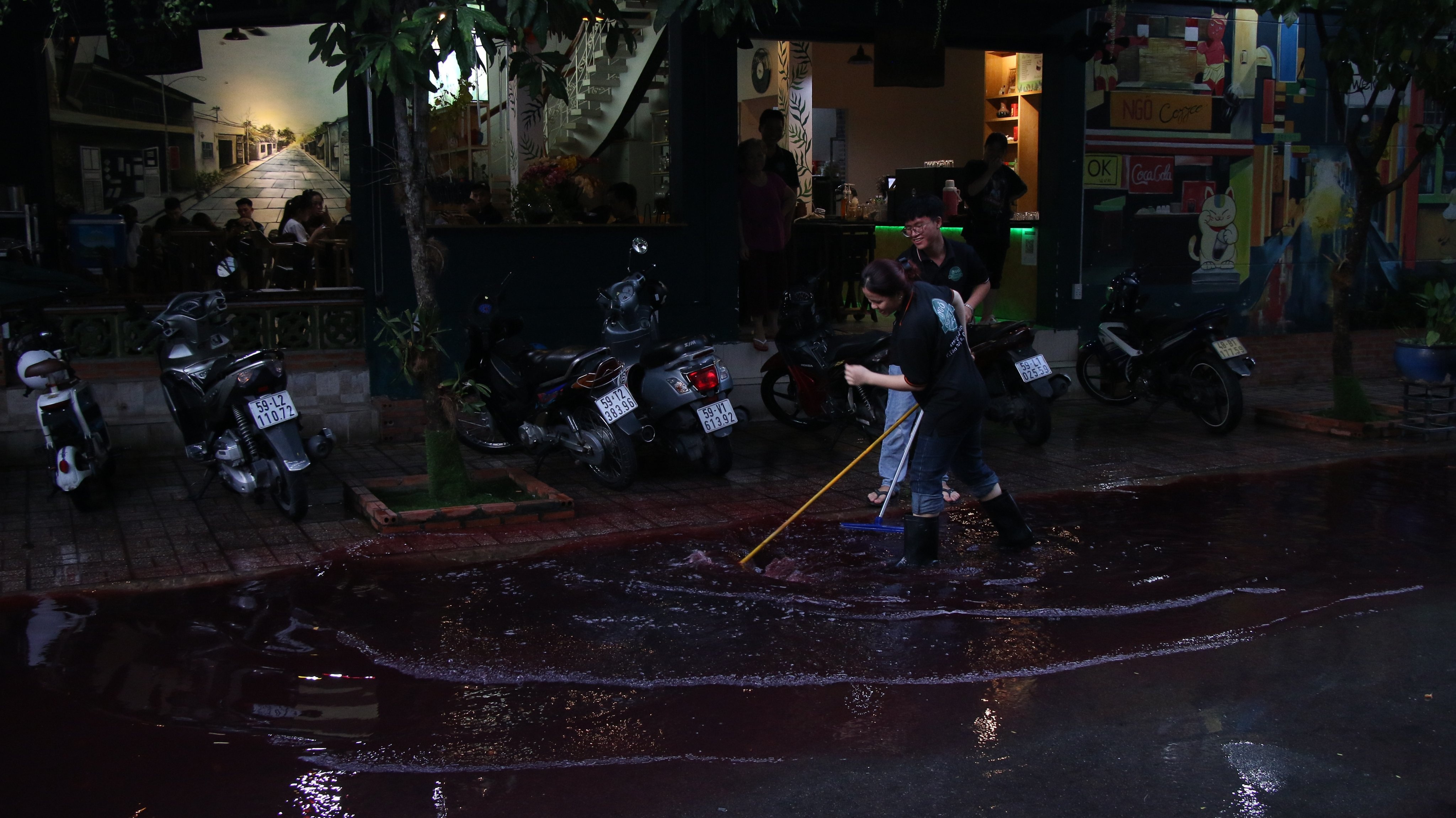 Nuoc cong mau do sam anh 1